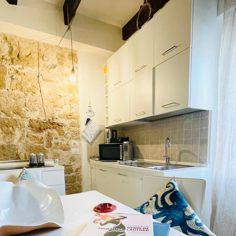 Catalan Art Room Studio Apartment - One-Bedroom Apartment - 5