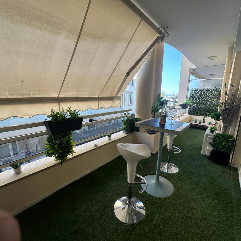 Amour Azur Appartement pour 2 avec jacuzzi et terrasse à 2 minutes de la mer - Studio - 27