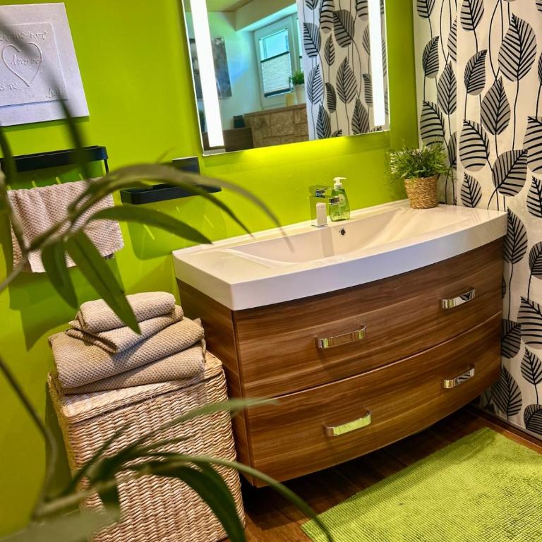 Alpen-Apartment mit Garten, Bergblick, Pool und E-Ladestation - Apartment mit 1 Schlafzimmer - 3