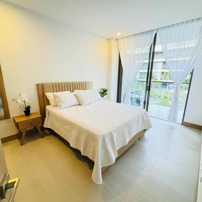 Oceanfront Residence at Exclusive Beach Club - Apartment with View and Balcony - 1