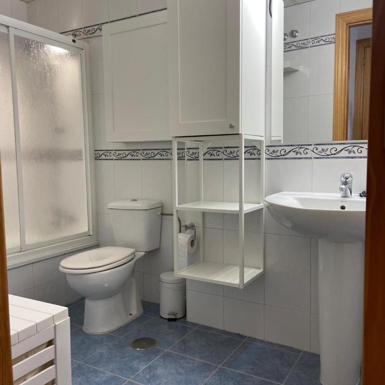 Espectacular Ático con TERRAZA privada, PISCINA y PARKING en Fuengirola - Apartamento de 2 dormitorios - 23