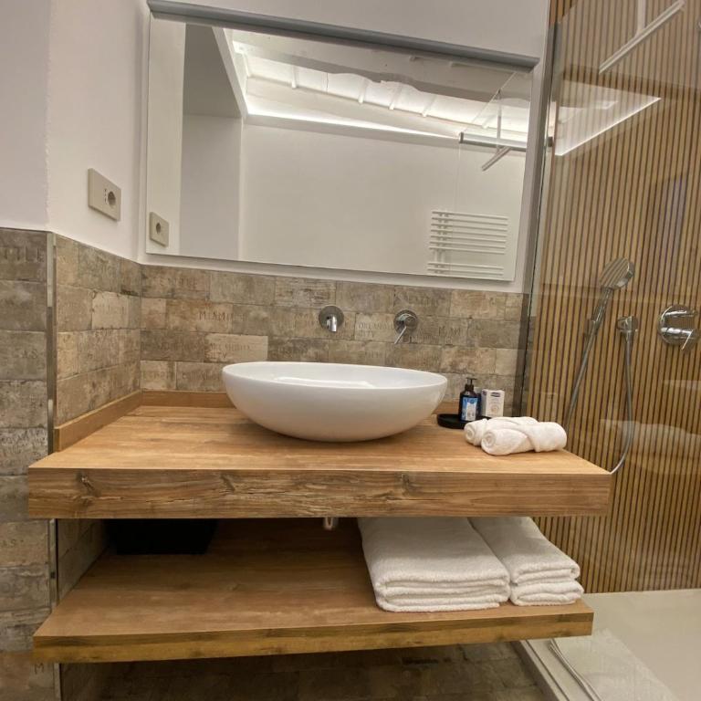 The Sound, Chic Historic Apartment 500m from lake - One-Bedroom Apartment - 6