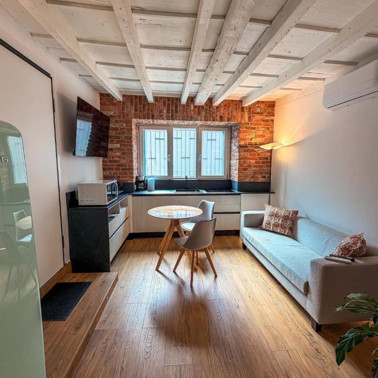 The Sound, Chic Historic Apartment 500m from lake - One-Bedroom Apartment - 18