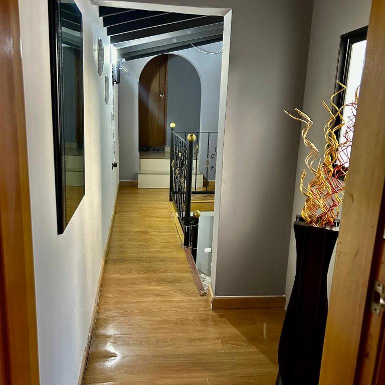 Cómoda y Amplia Casa, Ideal Para Grupos, Muy Cerca Del Estadio, Barrio La América - Casa de 4 dormitorios - 16
