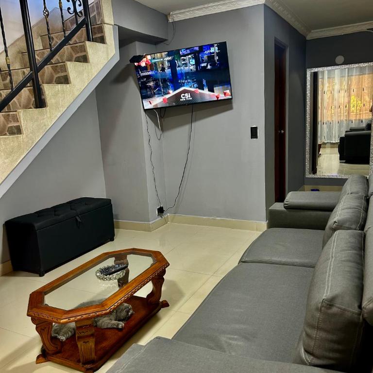 Cómoda y Amplia Casa, Ideal Para Grupos, Muy Cerca Del Estadio, Barrio La América - Casa de 4 dormitorios - 11