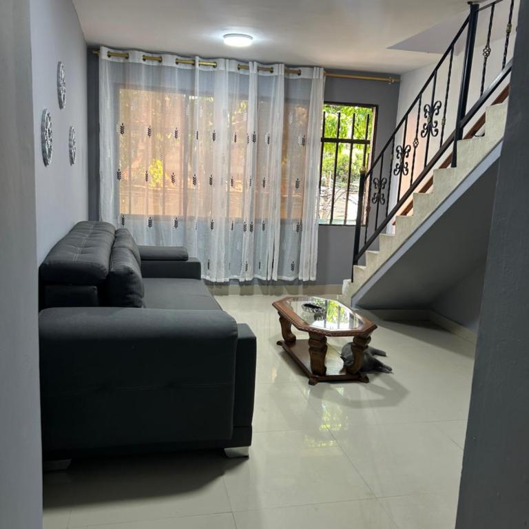 Cómoda y Amplia Casa, Ideal Para Grupos, Muy Cerca Del Estadio, Barrio La América - Casa de 4 dormitorios - 9