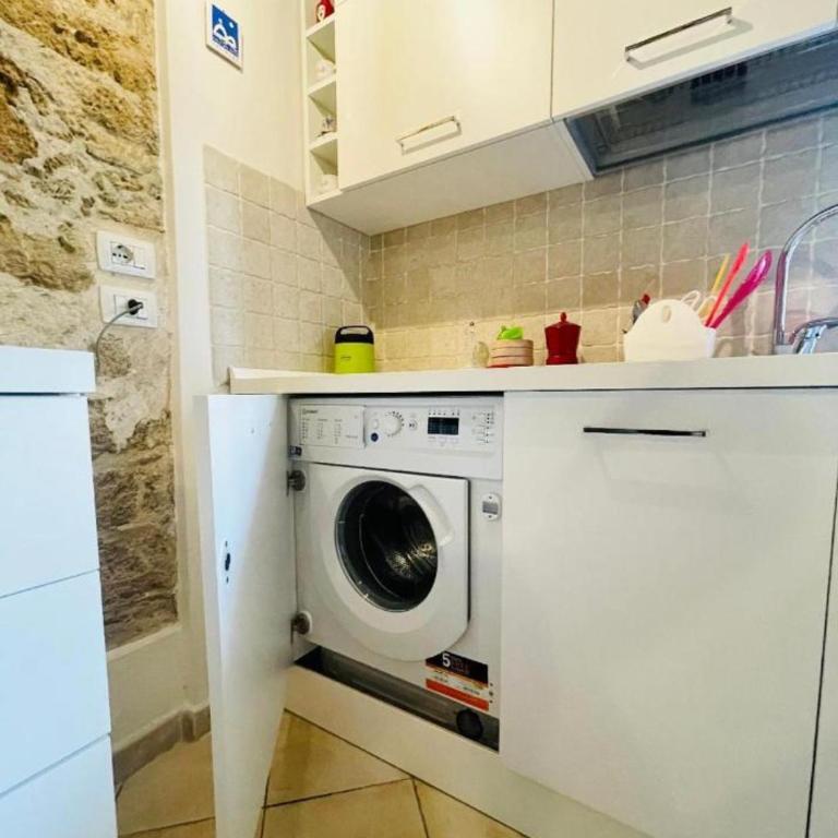 Catalan Art Room Studio Apartment - One-Bedroom Apartment - 9
