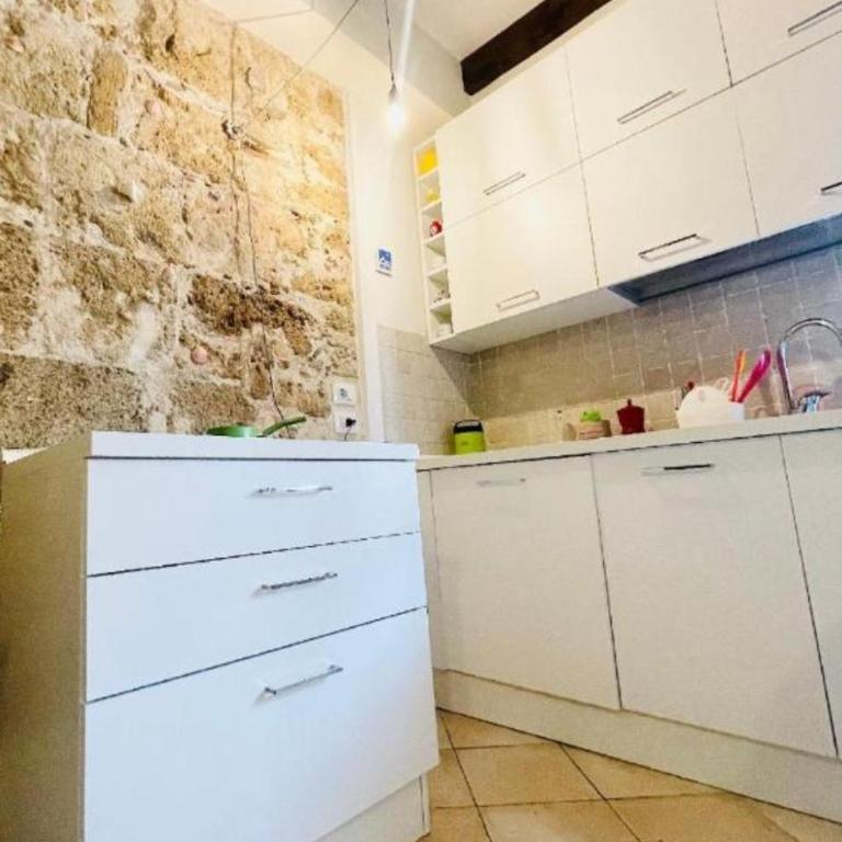 Catalan Art Room Studio Apartment - One-Bedroom Apartment - 7