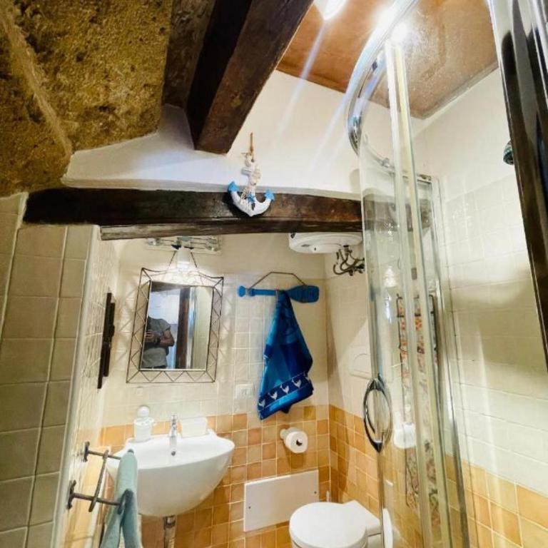 Catalan Art Room Studio Apartment - One-Bedroom Apartment - 13