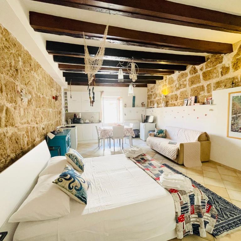 Catalan Art Room Studio Apartment - One-Bedroom Apartment - 35