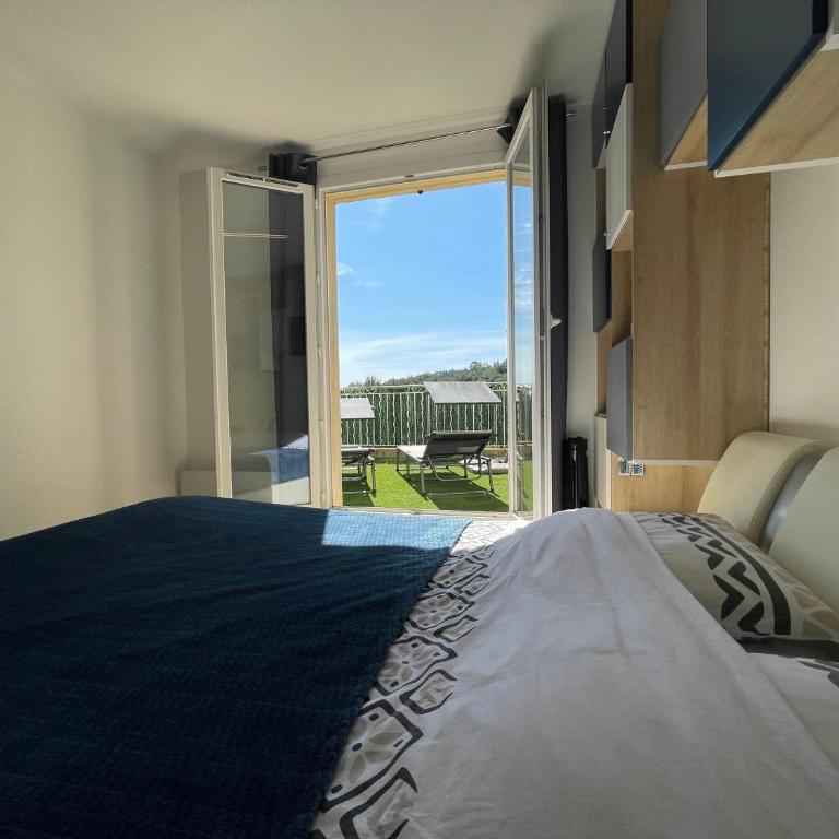 T4 cosy 80 m2 - piscine et terrasse - vue dégagée - Appartement 3 Chambres Premium avec Balcon - 13
