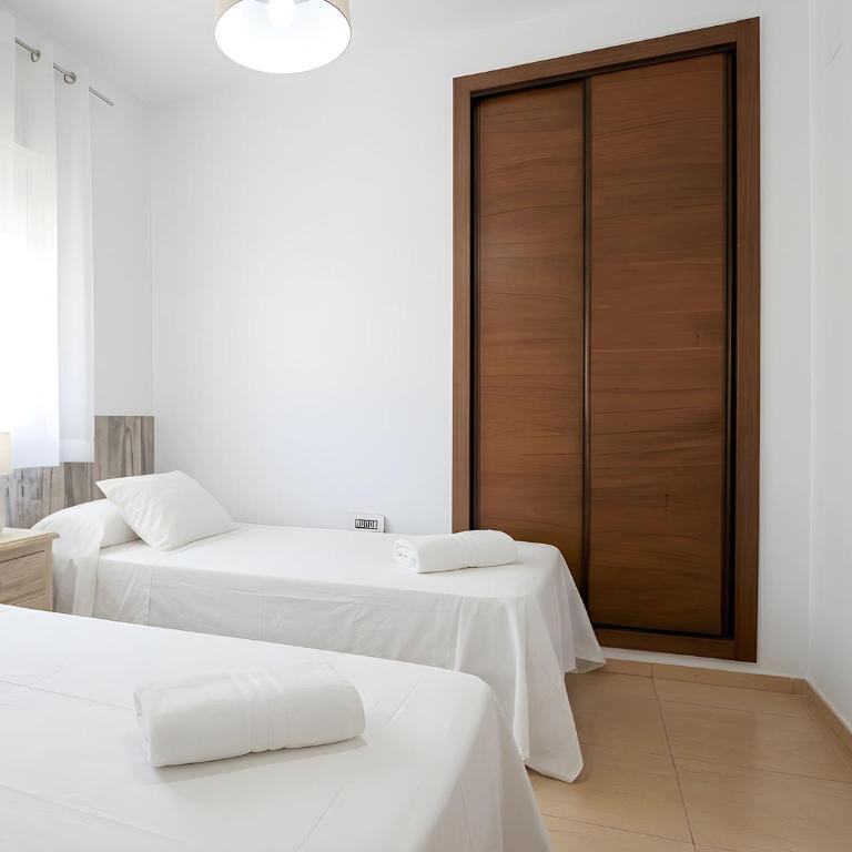 Apartamento con piscina compartida y parking gratis cerca de Tartessus - Apartment - 21