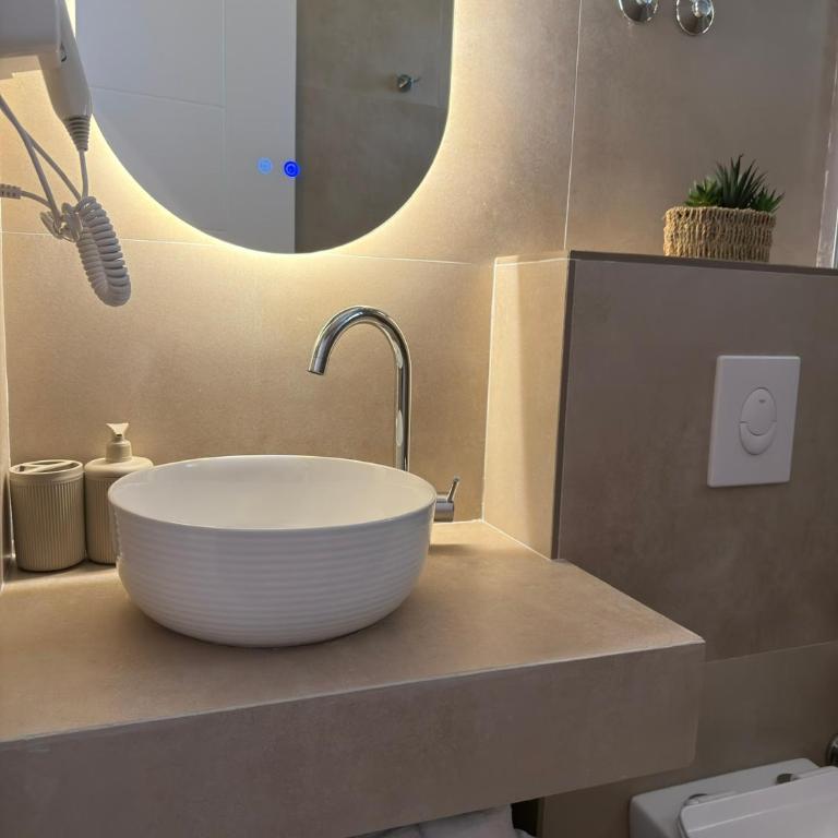 MD APARTMENTS - Deluxe Double Room with Balcony - 1