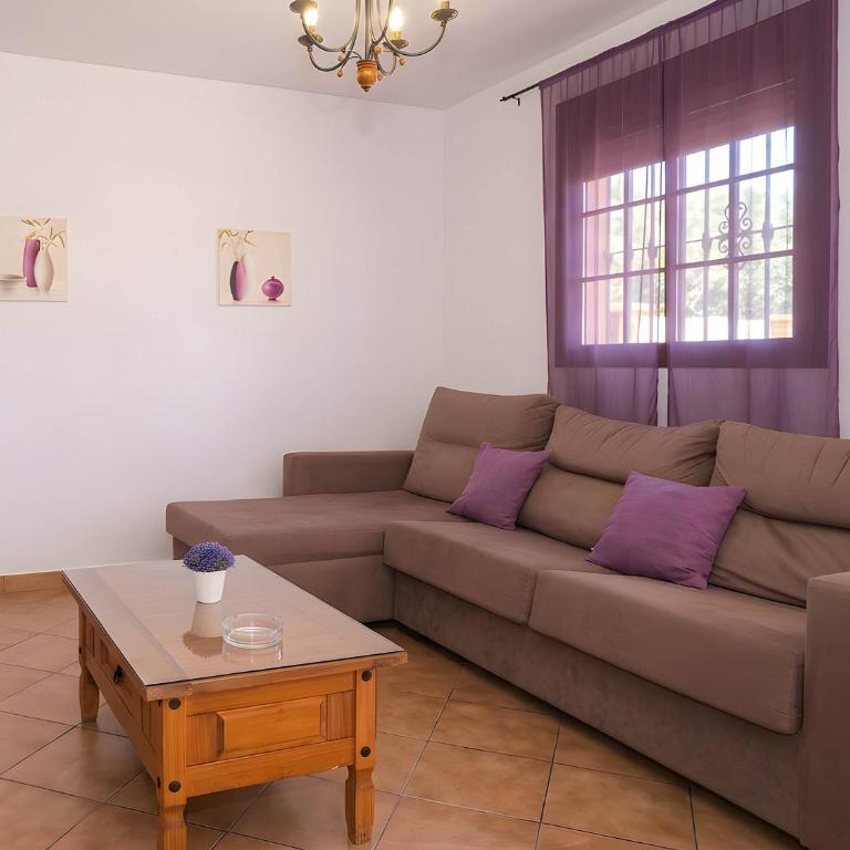 Casa con terraza cerca del pueblo solo alquilamos a familias - Maison de Vacances - 3