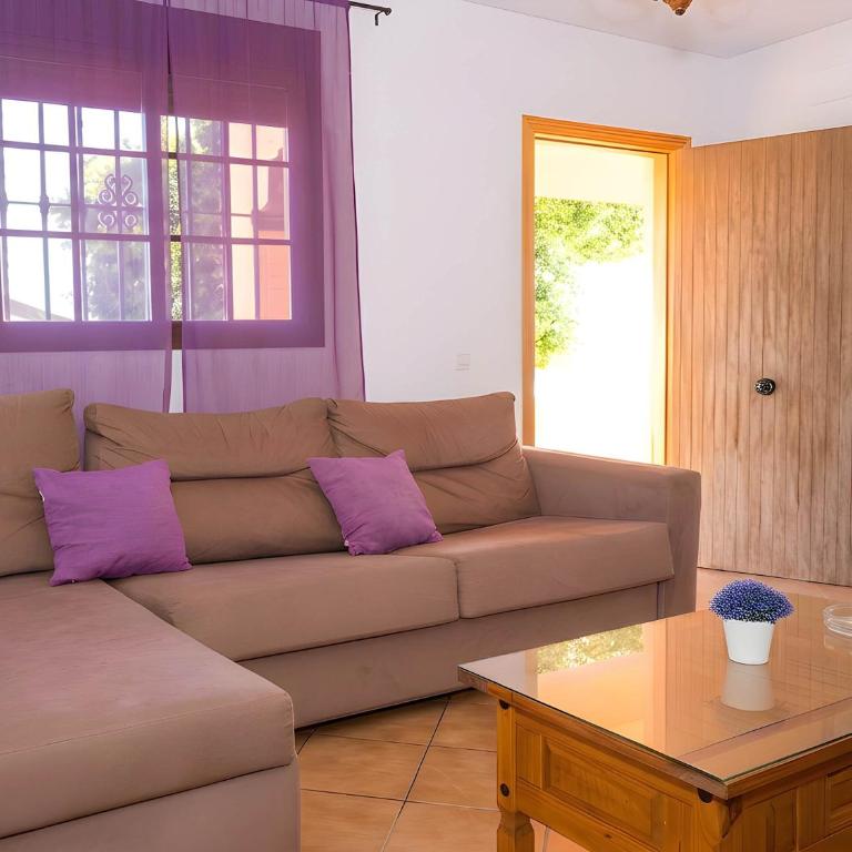 Casa con terraza cerca del pueblo solo alquilamos a familias - Maison de Vacances - 4