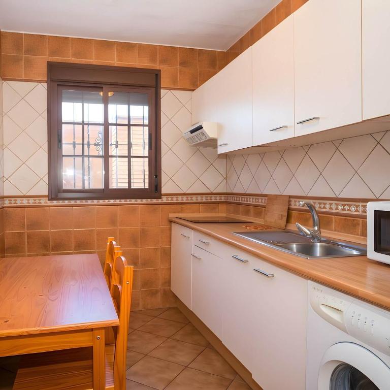 Casa con terraza cerca del pueblo solo alquilamos a familias - Maison de Vacances - 7