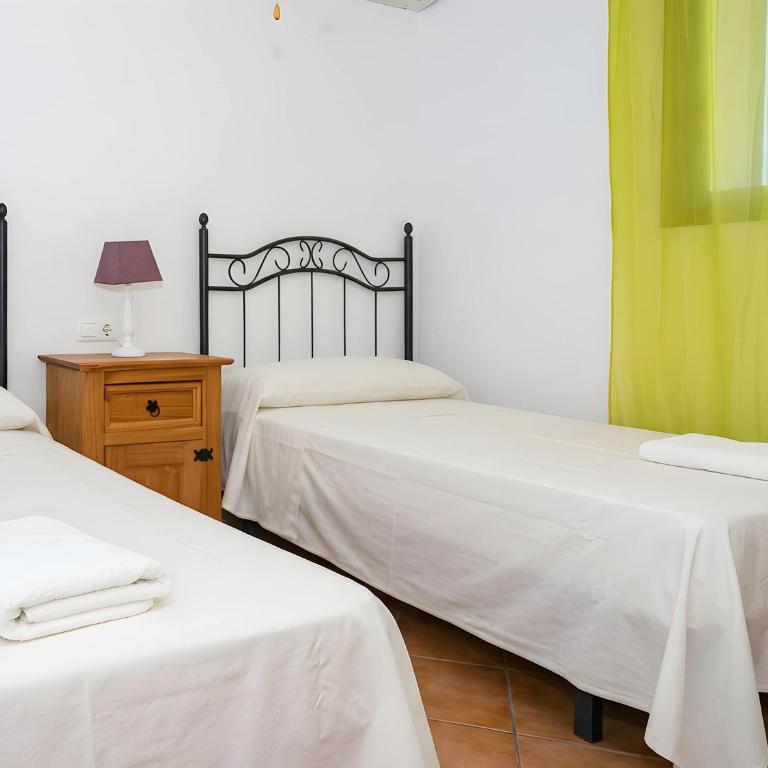 Casa con terraza cerca del pueblo solo alquilamos a familias - Maison de Vacances - 13