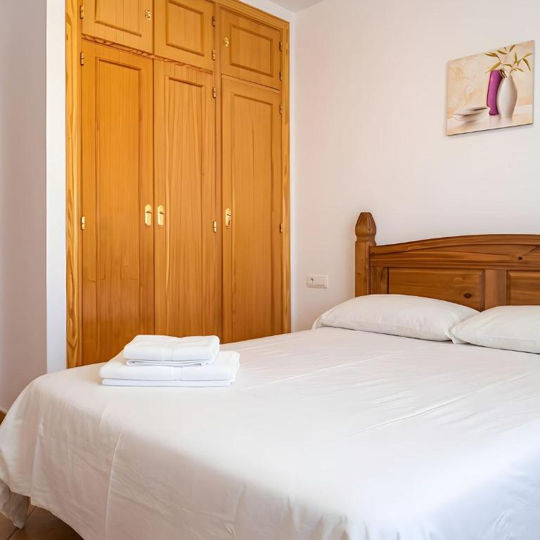 Casa con terraza cerca del pueblo solo alquilamos a familias - Maison de Vacances - 14