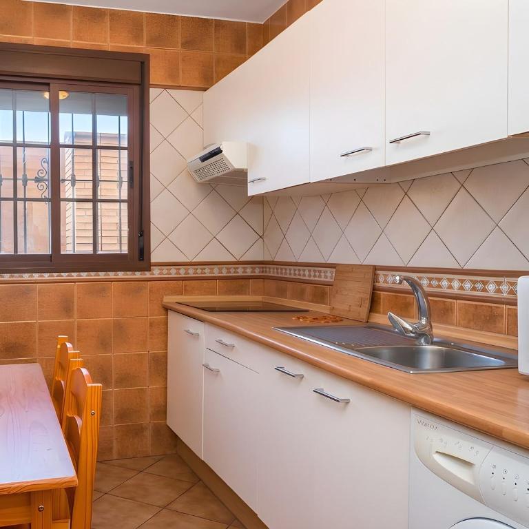 Casa cerca del pueblo terraza privada alquilamos a familias - Ferienhaus - 8