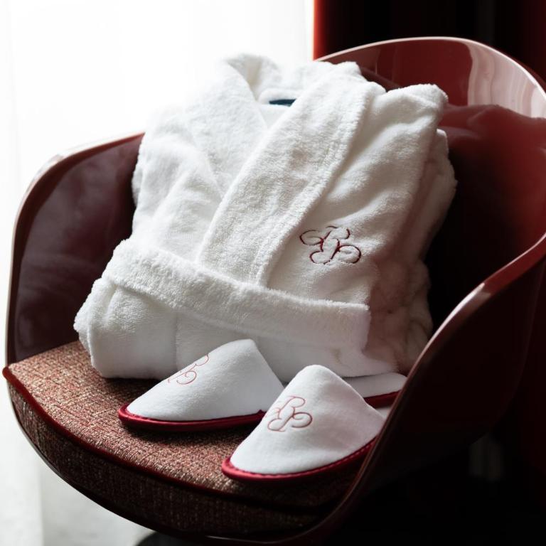 Chapeau Rouge par William Frachot - Hôtel Espace Bien-être & Restaurant étoilé - Chambre Privilège - 14