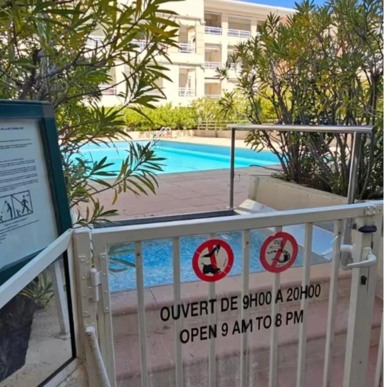 GOLFE-JUAN, grand T1 lumineux , piscine , parking & plage pour 4 personnes - Appartement 1 Chambre - Vue sur Piscine - 3