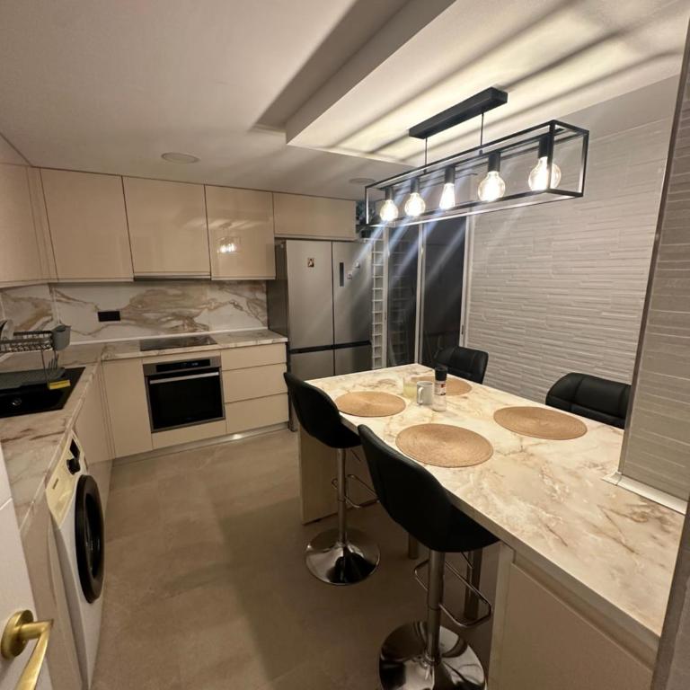 Lucy apartament - Three-Bedroom Apartment with Balcony - 9