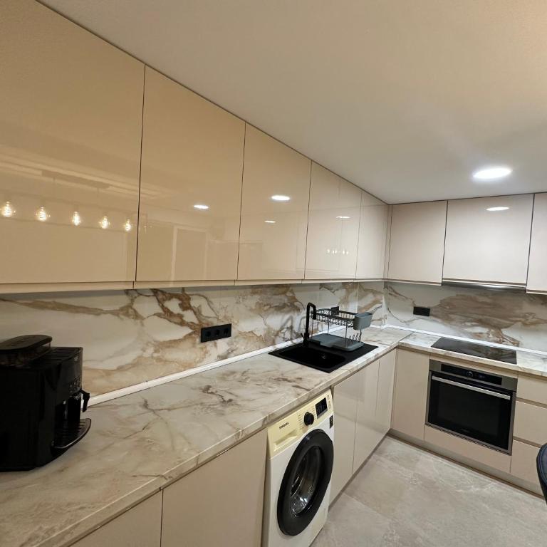 Lucy apartament - Three-Bedroom Apartment with Balcony - 14