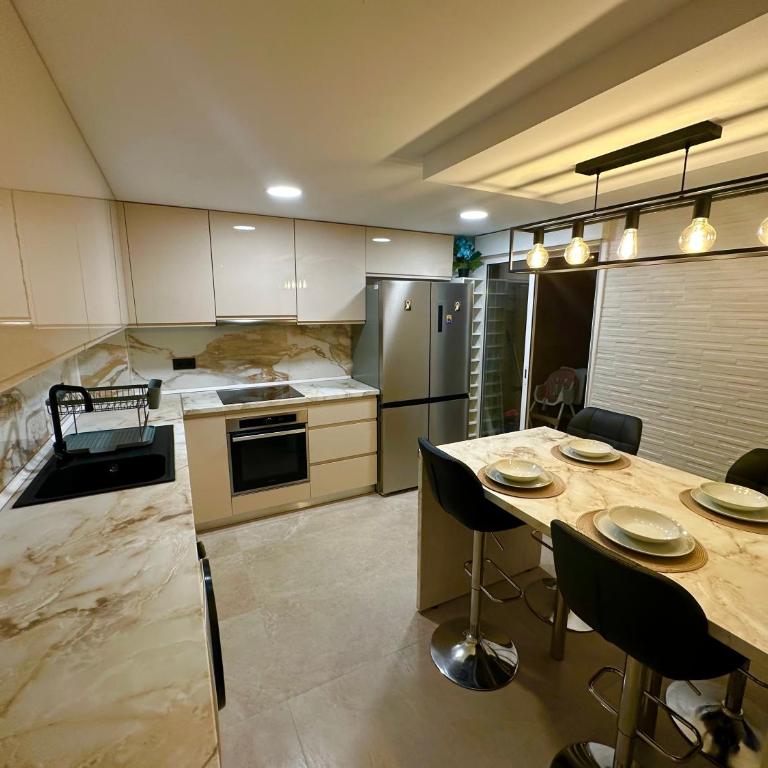 Lucy apartament - Three-Bedroom Apartment with Balcony - 1