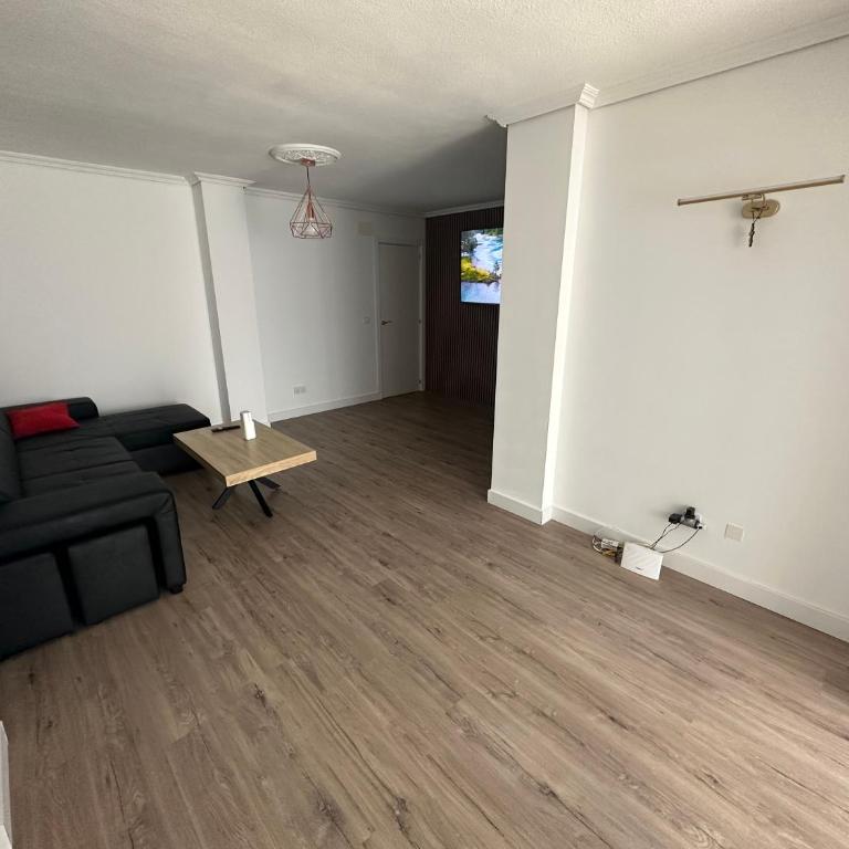 Lucy apartament - Three-Bedroom Apartment with Balcony - 16