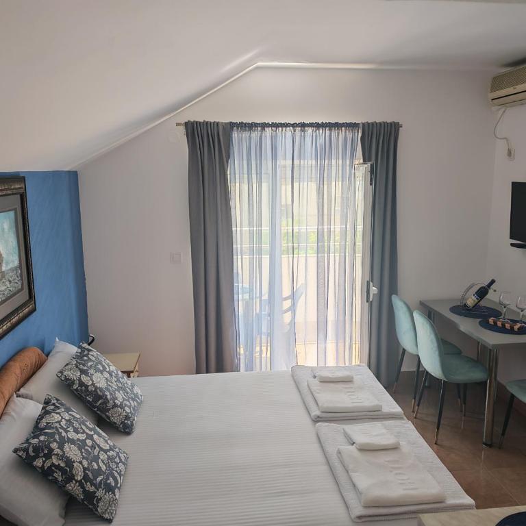 Studio apartmani Ljubica - Deluks Dvokrevetna Soba s Bračnim Krevetom (2 odrasle osobe + 1 dete) - 3