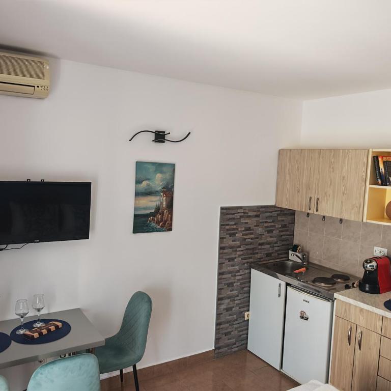 Studio apartmani Ljubica - Deluks Dvokrevetna Soba s Bračnim Krevetom (2 odrasle osobe + 1 dete) - 4