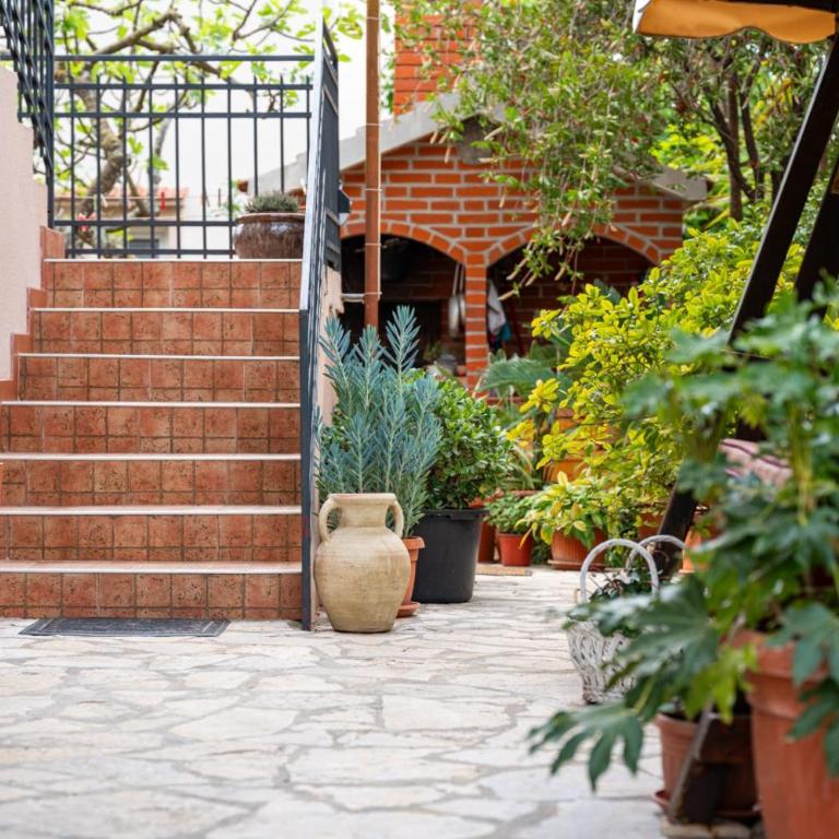 Apartments Gabi&Zdenka Tivat - One-Bedroom Apartment with Garden View - 9