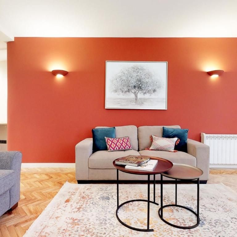 Stylish Apartment by Plaza Santa Ana - Apartment - 2