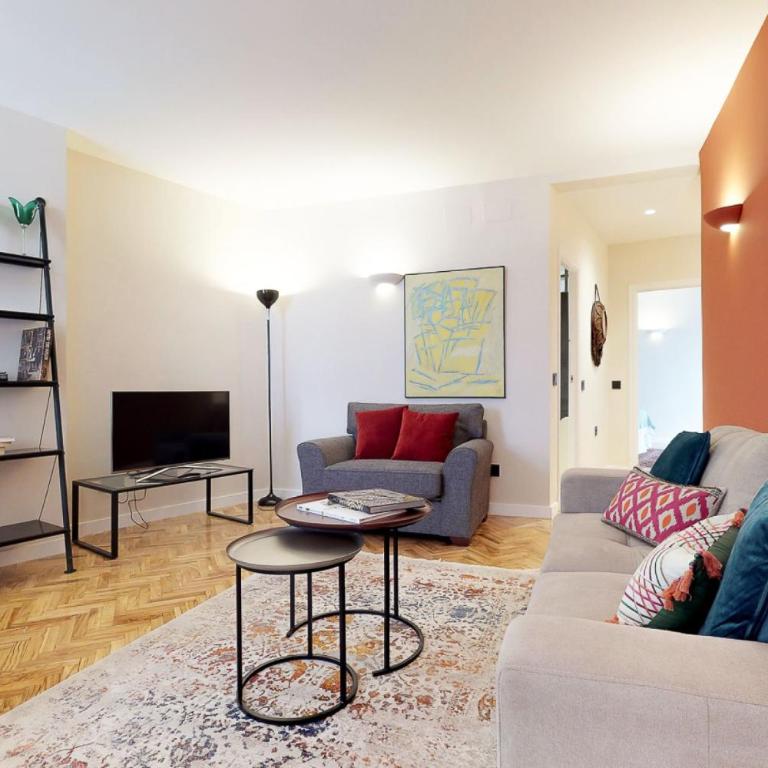 Stylish Apartment by Plaza Santa Ana - Apartment - 3