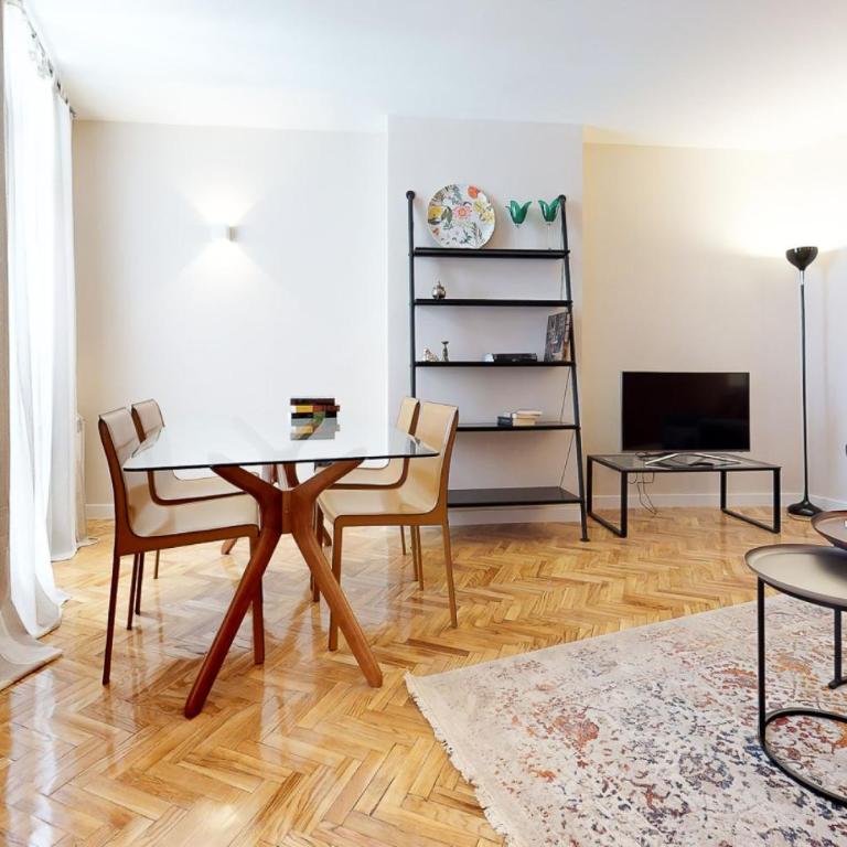 Stylish Apartment by Plaza Santa Ana - Apartment - 5