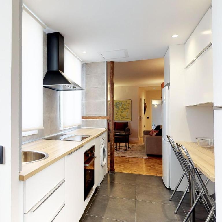 Stylish Apartment by Plaza Santa Ana - Apartment - 8