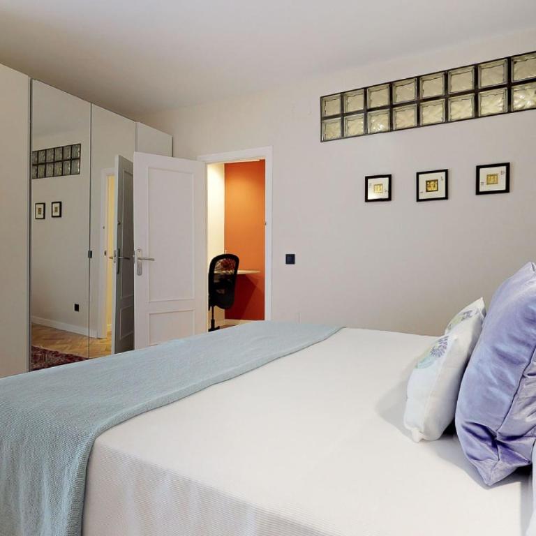 Stylish Apartment by Plaza Santa Ana - Apartment - 11