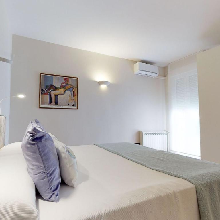 Stylish Apartment by Plaza Santa Ana - Apartment - 12