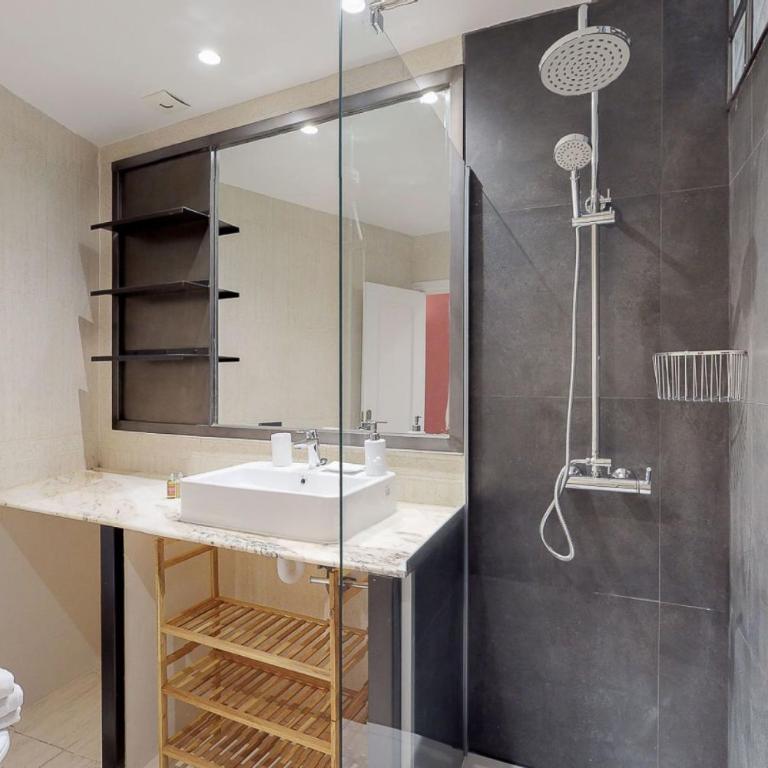 Stylish Apartment by Plaza Santa Ana - Apartment - 17