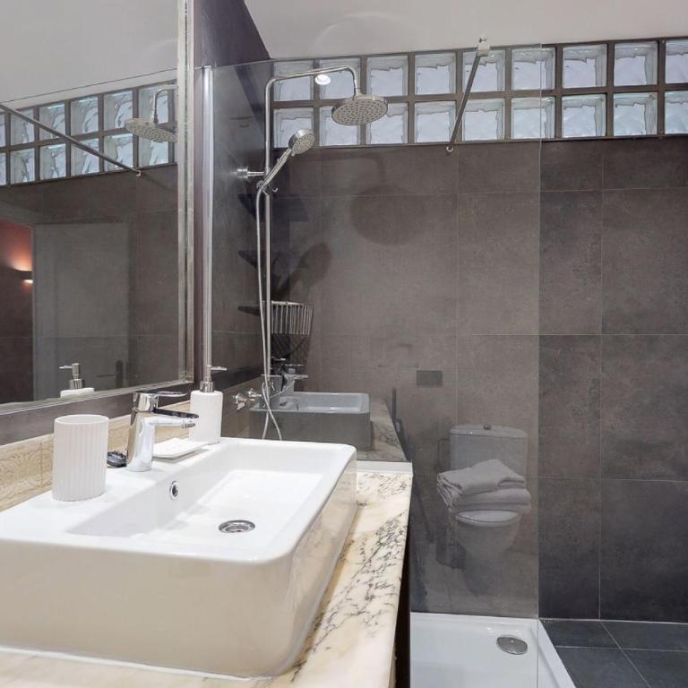 Stylish Apartment by Plaza Santa Ana - Apartment - 18