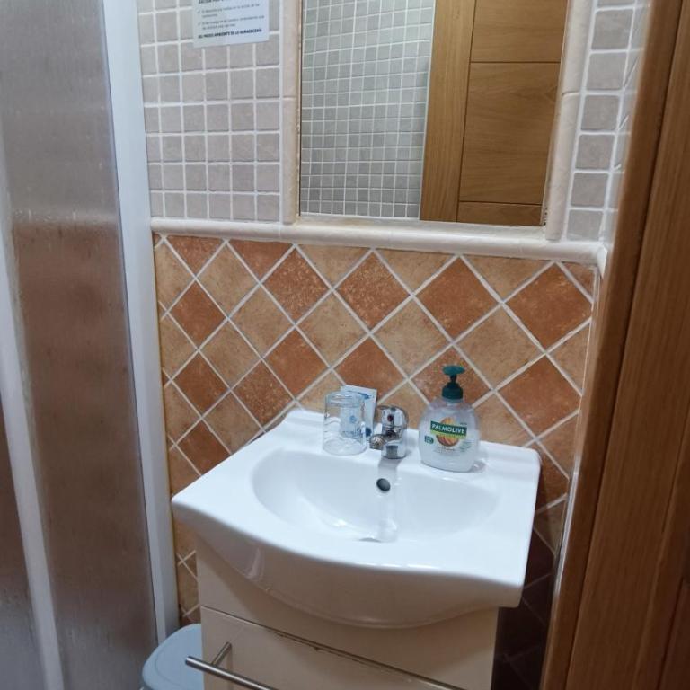 Hostal Maria Ronda - Budget Single Room - 5