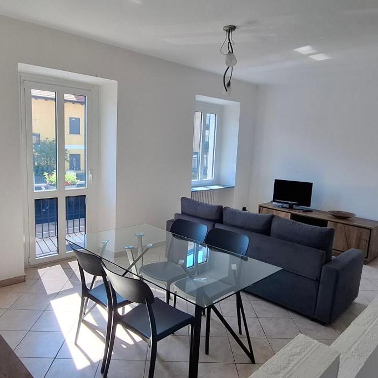 A 5 minuti a piedi dal lago maggiore e dalla stazione casArona - Appartamento con 2 Camere da Letto - 1