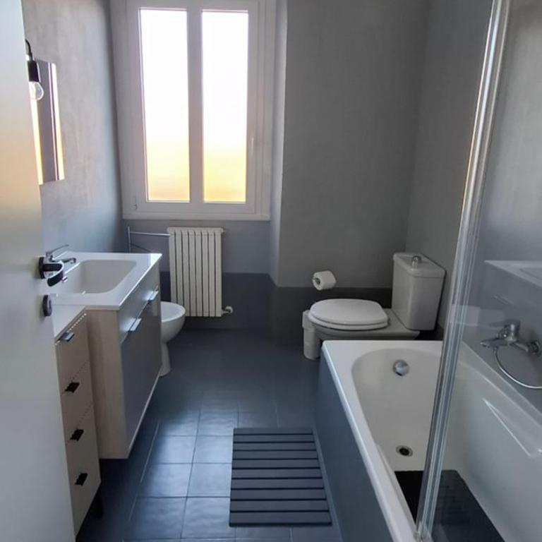 A 5 minuti a piedi dal lago maggiore e dalla stazione casArona - Appartamento con 2 Camere da Letto - 2