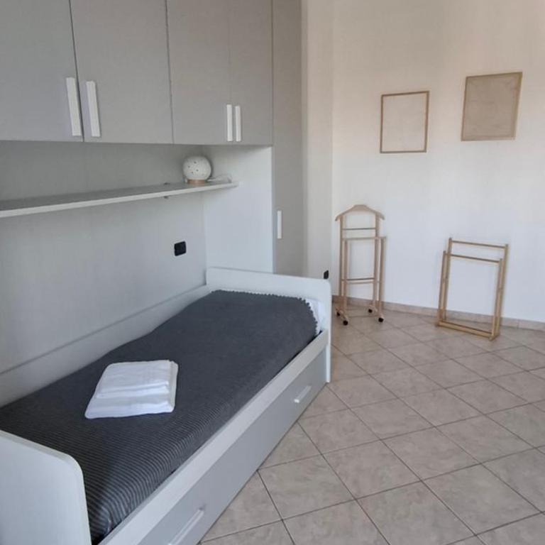A 5 minuti a piedi dal lago maggiore e dalla stazione casArona - Appartamento con 2 Camere da Letto - 4