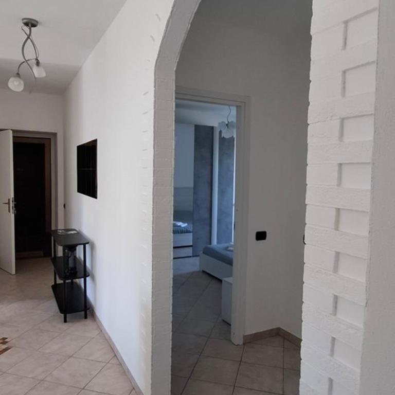 A 5 minuti a piedi dal lago maggiore e dalla stazione casArona - Appartamento con 2 Camere da Letto - 5