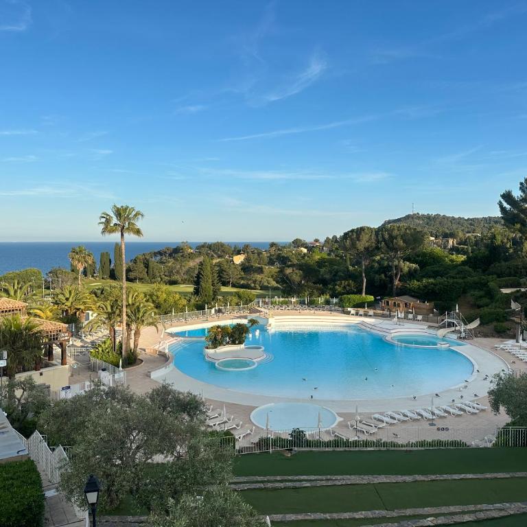 Cap ESTEREL Village Vacance MAGNIFIQUE Studio NEUF Clim - Wifi - Parking - Aperçu mer - Apartment mit 1 Schlafzimmer - 24