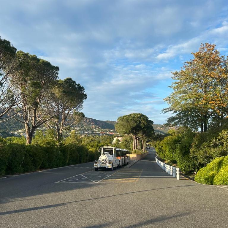 Cap ESTEREL Village Vacance MAGNIFIQUE Studio NEUF Clim - Wifi - Parking - Aperçu mer - Apartment mit 1 Schlafzimmer - 31