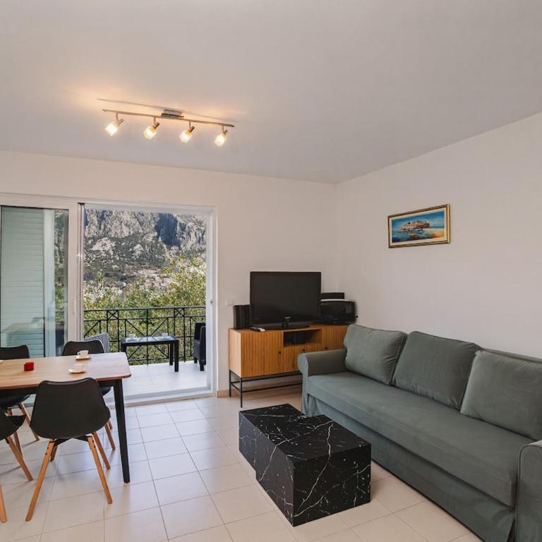 Newly refurbished 2 bd with sea views - Apartman sa 2 Spavaće Sobe - 1