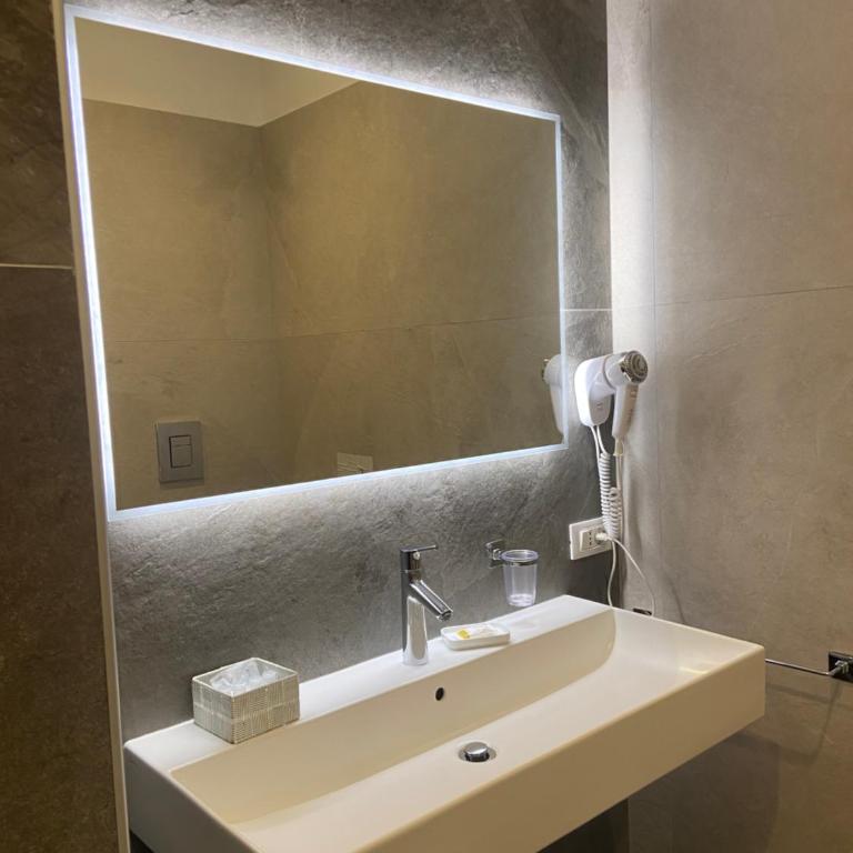 Maqueda Suites - Suite King con Balcone - 1