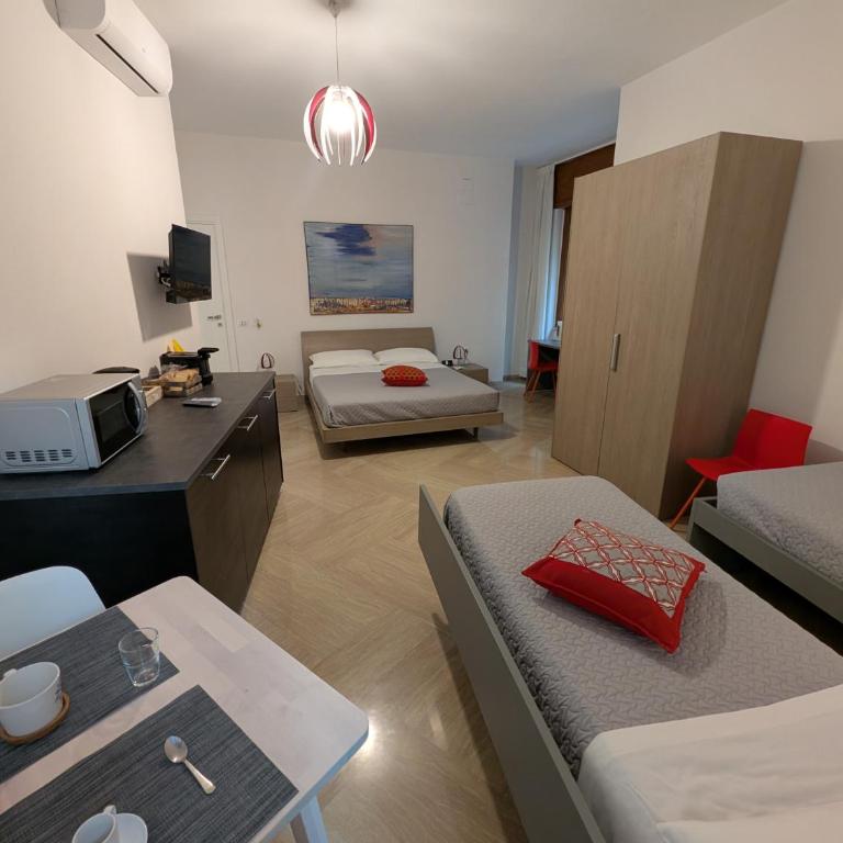 Napoli City Inn - Camera Quadrupla con Bagno Privato - 4
